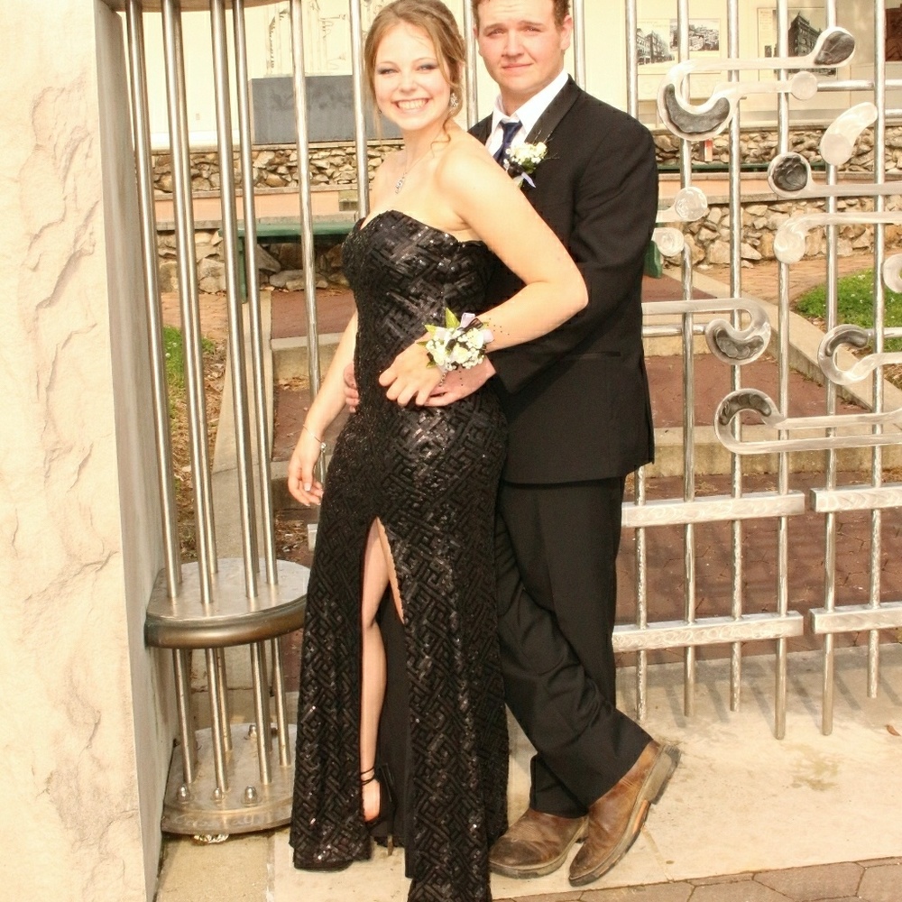 Black dress size 8 no alterations.
